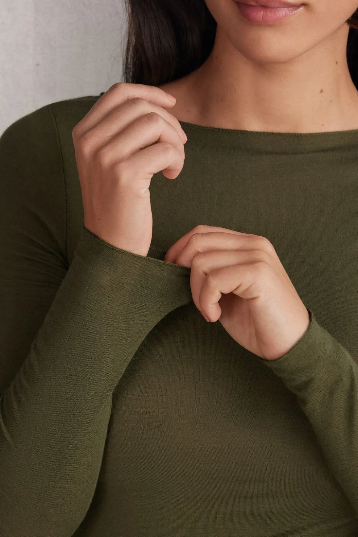 Camiseta con cuello barco en cashmere de manga Larga