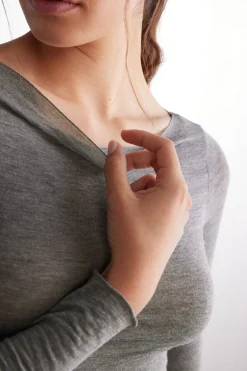 Camiseta con cuello barco en cashmere de manga Larga