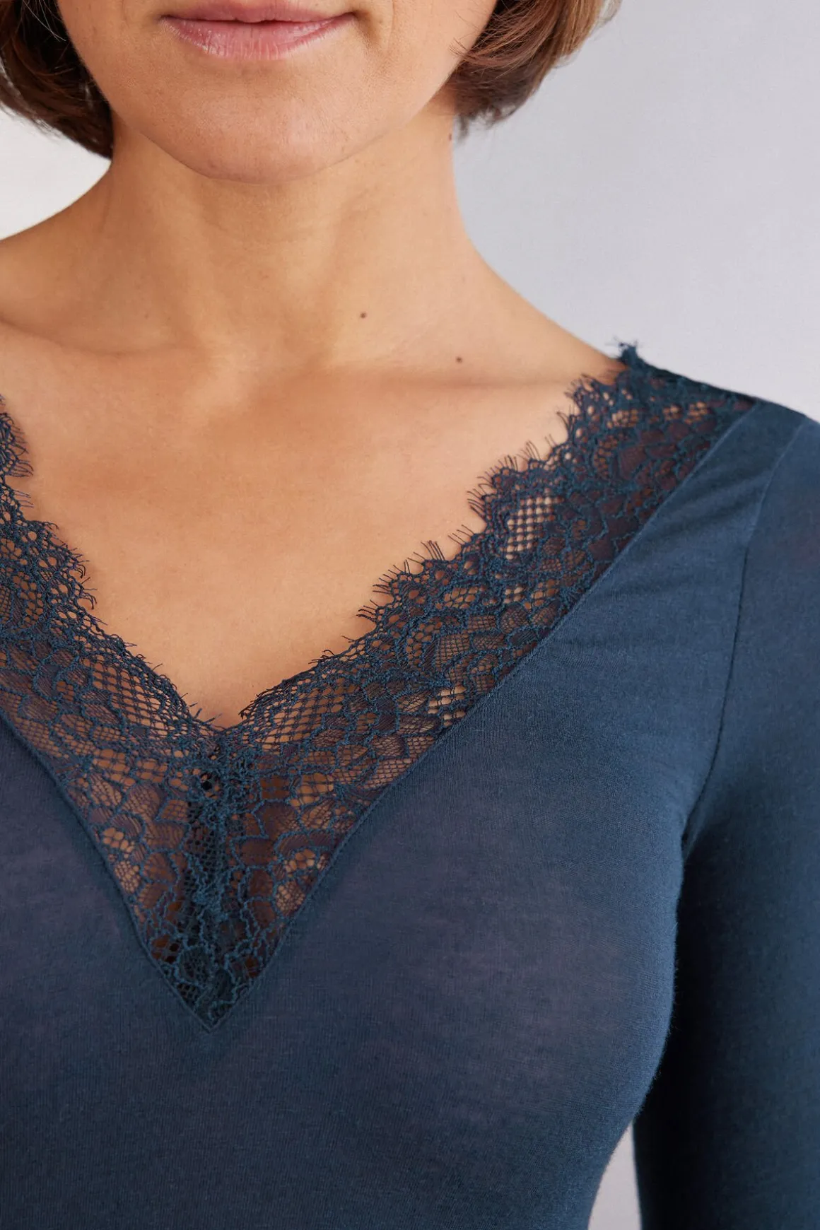 Camiseta con encaje de manga larga en modal y cashmere ultraligero