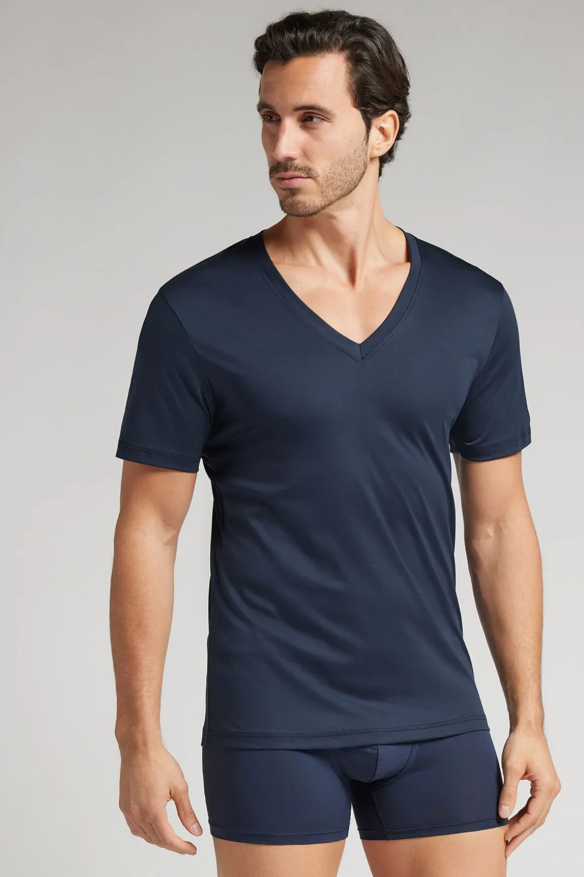 Camiseta con Escote de Pico de Algodón Premium