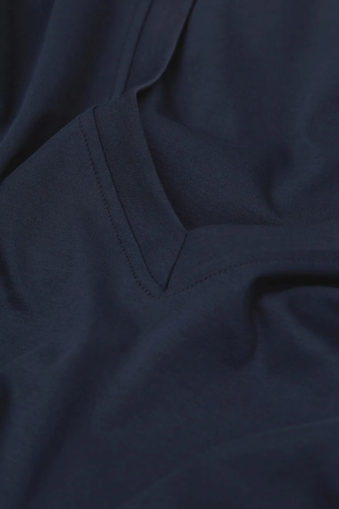Camiseta con Escote de Pico de Algodón Premium