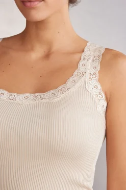 Camiseta de tirantes en seda con escote de encaje