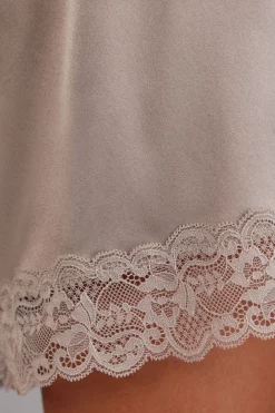 Pantalón Corto de Seda con Encaje