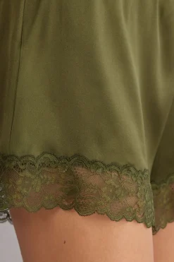 Pantalón Corto de Seda con Encaje