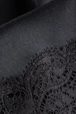 Pantalón Corto de Seda con Encaje