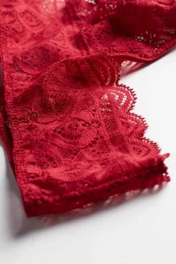 Tanga brasileña de encaje transparente