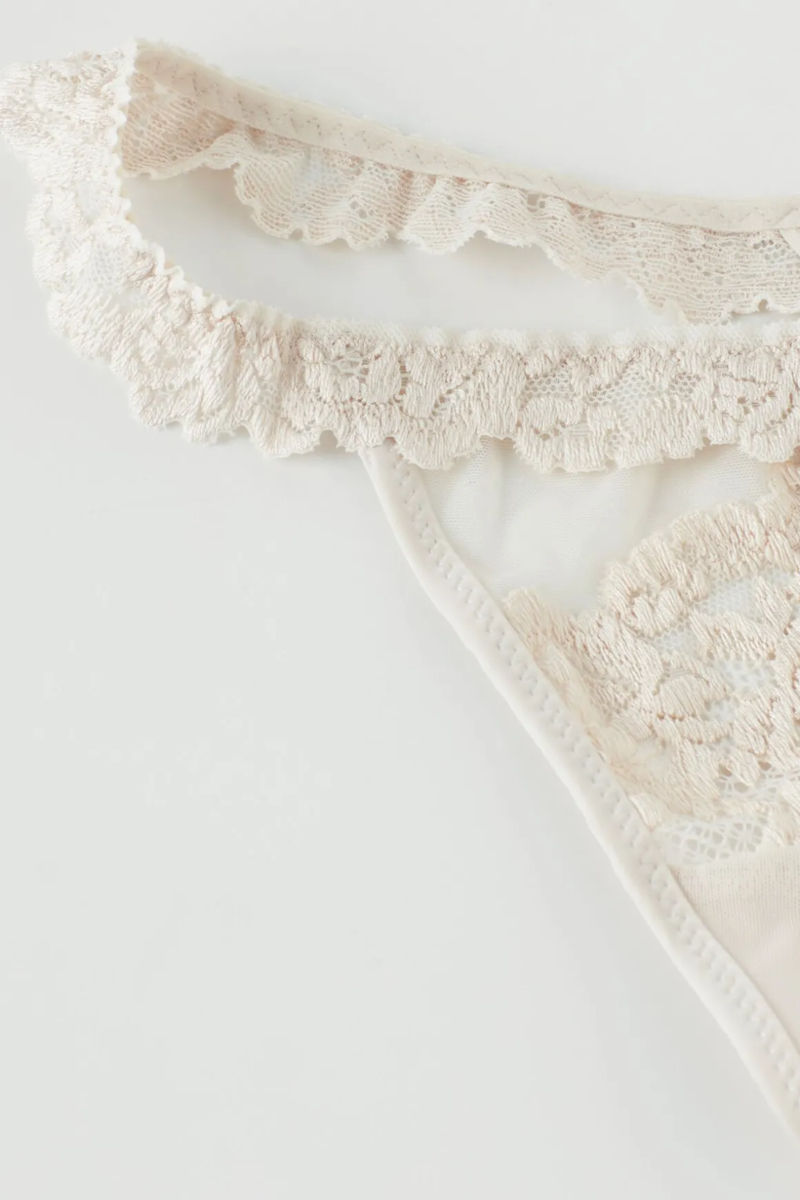 Tanga de hilo con volantes de encaje Pretty Flowers